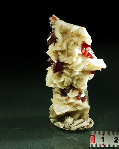 辰砂与白云石共生