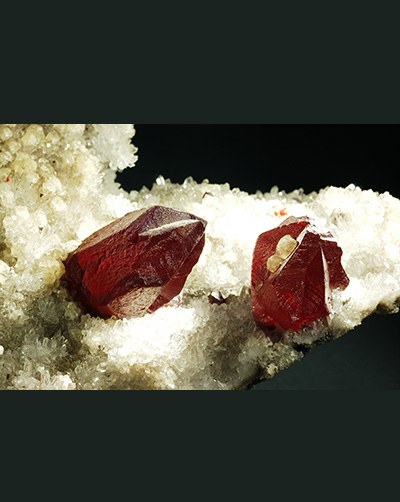 辰砂与水晶共生