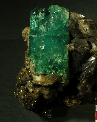 与方解石等共生的祖母绿