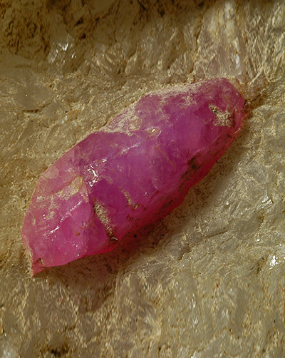 围岩中的红宝石晶体